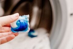 как стирать капсулами для стирки