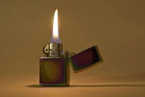 Убрать катышки с одежды зажигалкой