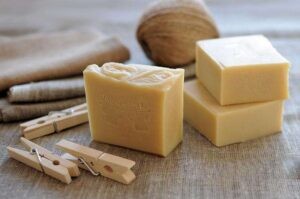 Вывести пятно от ручки с кожзама хозяйственным мылом