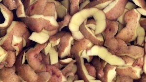 удалить жир на чайнике картофельной кожурой