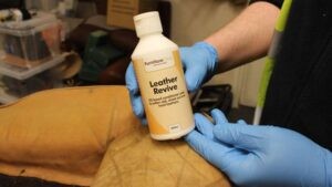 Leather Revive, чтобы обработать кожаную куртку для мягкости