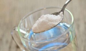 Убрать пятно от ручки с белой одежды с помощью нашырного спирта и соды