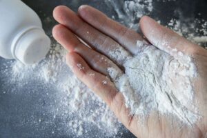 вывести жирное пятно с куртки тальком или содой