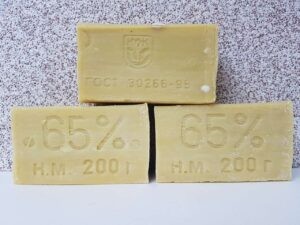избавиться от пятен от пота с помощью хозяйственного мыла