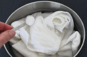 убрать пятна от пота под мышками кипячением