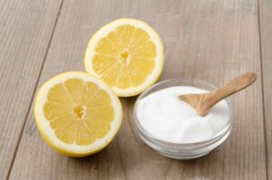 убрать пятна от пота под мышками лимонной кислотой