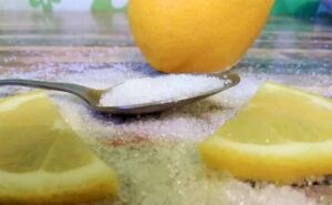 избавиться от запаха пота на одежде с помощью лимонной кислоты