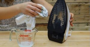 очистить утюг от нагара нашатырным спиртом