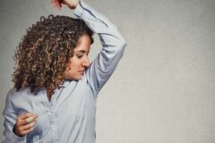 как избавиться от запаха пота на одежде