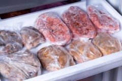 Сколько можно хранить мясо в морозилке?