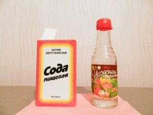 избавиться от запаха пота на одежде с помощью уксуса и соды