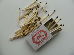 убрать гарь с утюга спичками