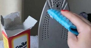 почистить утюг от пригара на подошве содой