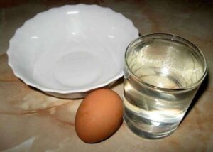 избавиться от пятен от пота с помощью куриного желтка и спирта