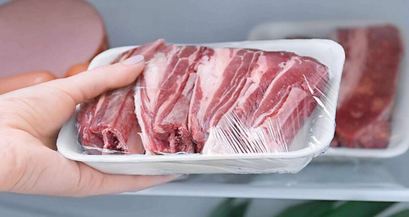 Хранить мясо в холодильнике