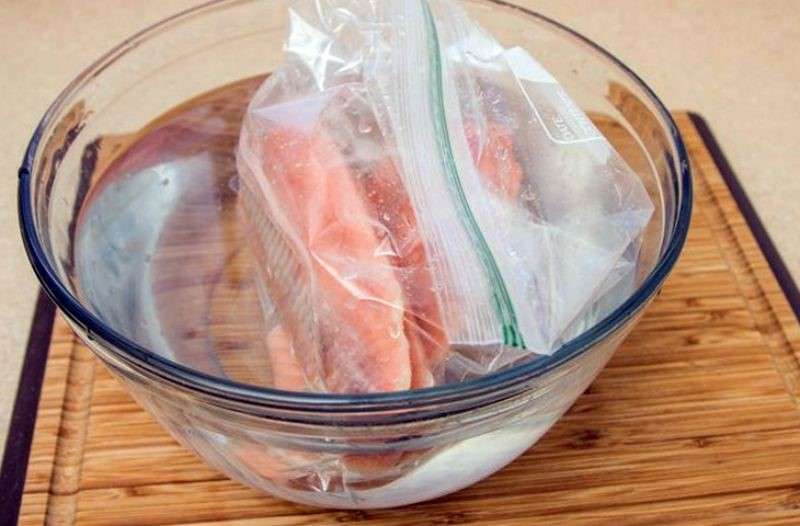 быстро и правильно разморозить мясо в воде