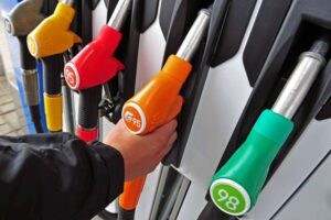 отчистить скотч от пластика бензином