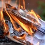 избавиться от запаха старости в квартире с помощью дыма от горящей бумаги