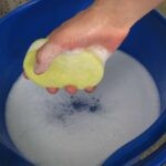 очистить натяжной потолок от копоти мыльным раствором