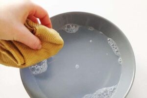 убрать следы от скотча на пластике мыльным раствором