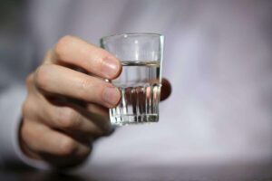 отмыть зеркало водкой