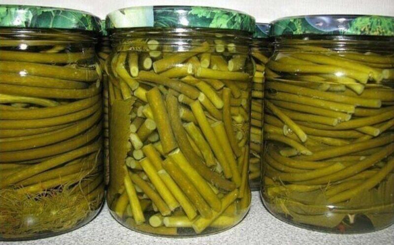 Маринованные стрелки чеснока с зеленью