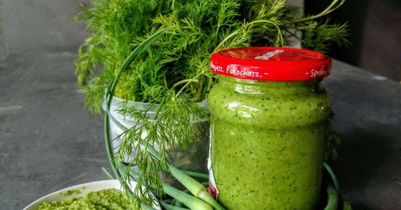 Чесночные стрелки пропущенные через мясорубку с солью на зиму