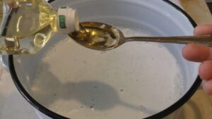 Растительное масло, стиральный порошок и вода помогут хозяйке справиться с загрязнениями силиконовой формы