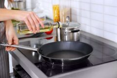 Как прокалить чугунную сковороду перед первым применением