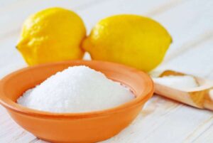 убрать нагар с чугунной сковороды с помощью лимонной кислоты
