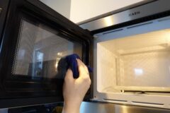 Как почистить микроволновку внутри