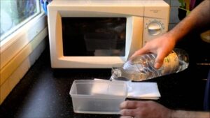 Справиться с загрязнениями микроволновки сможет уксус